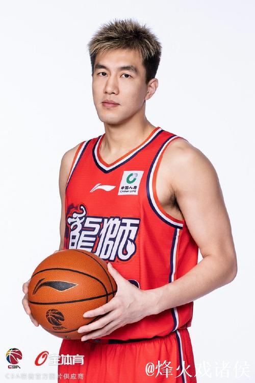 广州男篮分享新赛季球员定妆照图集:琳琅满目的帅哥合辑 广州男篮分享新赛季球员定妆照图集:琳琅满目的帅哥合辑