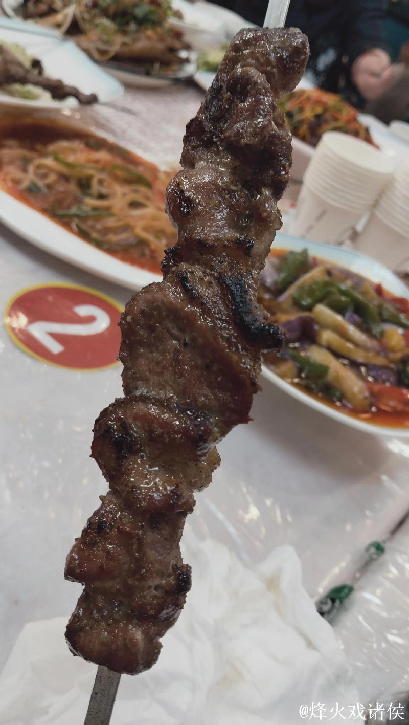 亚当斯社媒晒照：今天战斧劈扣，赛后奖励自己吃中餐羊肉串